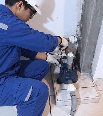 técnico reparando bomba de agua